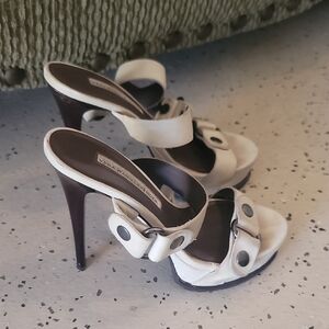 Vera Wang Cream and Brown Stiletto Heels 🤎